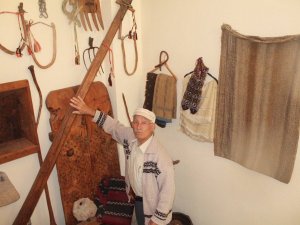 Sıla Hasretiyle 17 Yılda Biriktirdiği Eşyaları Köy Evinde Sergiliyor