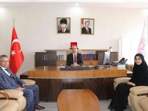 Bingöllü Öğrenci "Bana Maviyi Anlat’ Şiiriyle Türkiye Birincisi Oldu