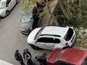 İ̇stanbul’da Bıçaklı Gaspçıların Yakalandığı Anlar Kamerada: Polise Yemin Ederek Yalvardılar