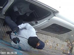 Beyoğlu’nda Akılalmaz Soygun Kamerada: Otomobile Yol Verip Soyguna Devam Ettiler
