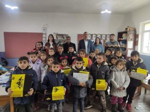 Hayırsever İş Adamından Öğrencilere Giyecek Yardımı