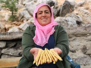 25 Yıldır Mum Satarak Evini Geçindiriyor