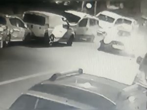 İ̇stanbul’da Film Sahnesi Gibi Olay Kamerada: Ortalığı Savaş Alanına Çevirip Çekiciyle Aracını Kaçırdı