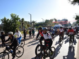 Bisikletçiler Önce Pedal Çevirdi Sonra Çevre Temizliği Yaptı