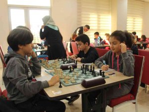 Siirt’te Satranç Turnuvasında Anne Oğluna Rakip Oldu