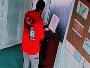 Sakız Yapıştırdığı Telle, Cami Kasasından Paraları Böyle Çaldı