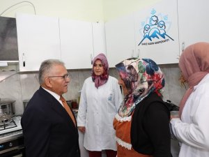 Büyükkılıç, Sarız’da Kadın Kooperatifi’ni Ve Esnafları Ziyaret Etti