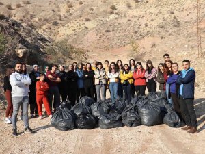 Piknikçiler Kirletti, Doğaseverler Temizledi