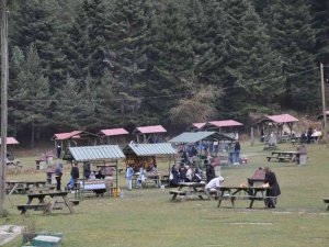 Abant Milli Parkı’nda Ziyaretçiler Sonbaharın Keyfini Çıkarıyor