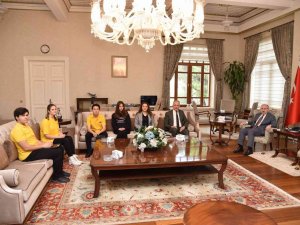 Vali Karadeniz, Dergi Çıkarmaya Hazırlanan Öğrencilerin Sorularını Yanıtladı