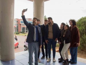 Adü Rektörü Aldemir, Kampüs Alanında Öğrencilerle Bir Araya Geldi