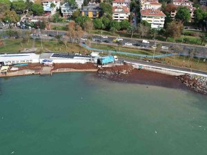 Caddebostan Sahil Kırmızı Yosunla Kaplandı