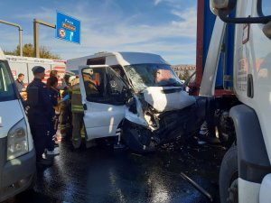 İ̇zmir’de Feci Kaza: 1’i Ağır 6 Cezaevi Personeli Yaralı