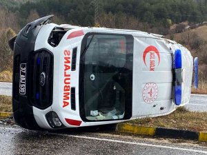 Kastamonu’da Ambulans Devrildi: 3 Yaralı