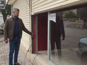 Hırsız Çalacak Bir Şey Bulamayınca Dükkanın Kapısını Götürdü