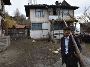 Komşusunun Yanan Evini Gördü, Yaşına Aldırış Etmeden Yaptığı Müdahale İle Yangının Büyümesini Önledi