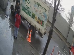 İ̇stanbul’da Korku Dolu Anlar Kamerada: Yol Bir Anda Çöktü, Sürücü Kamyonetini Son Anda Kurtardı