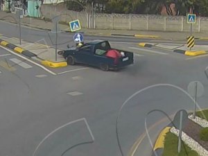 Kontrolden Çıkarak Karşı Şeride Geçti, Yolun Boş Olması Tehlikeyi Önledi