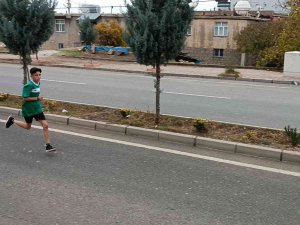 Dicle’de Okul Sporları Kros Yarışmasında Öğrenciler Kıyasıya Mücadele Etti