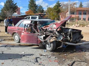 Kamyonla Çarpışan Otomobilin Sürücüsü Ağır Yaralandı