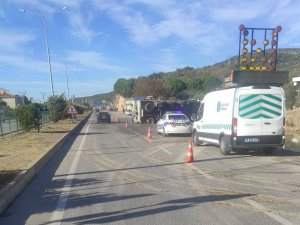 Çanakkale’de Tır Kamyona Çarptı: 2 Yaralı