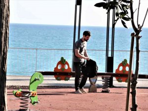 Manzaraya Seyre Daldı, Unuttuğu Çanta Ekipleri Alarma Geçirdi