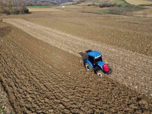 Traktörünün Deposunu Dolduran Tarlasına Koştu