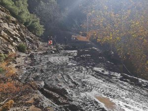 İ̇zmir’de Aşırı Yağış Sonrası Oluşan Heyelan Yolu Kapattı
