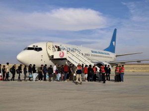Ağrı’da Sınır Dışı Edilen 136 Afgan Göçmen, Uçakla Ülkelerine Gönderildi