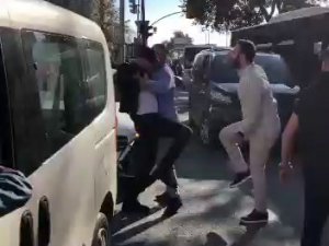 Fatih’te Taksici Ve Yolcu Arasında Tekmeli Yumruklu Kavga Kameraya Yansıdı