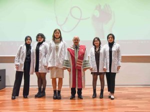 Beyaz Önlüklerini Giydiler