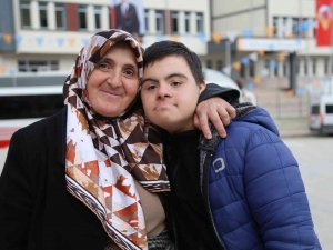 Down Sendromlu Salih’in Annesi Kevser Çolak, Oğlunun Yaşadığı Mutluluğu Anlattı