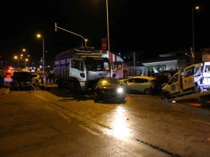 Kamyon Kırmızı Işıkta Duran Araçlara Çarptı: 9 Yaralı