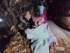 Deprem Sonrasında Vatandaşlar Sokağa Çıktı, Isınmak İçin Ateş Yaktı