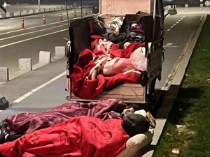 Evlerine Giremeyen Vatandaşlar Dışarıda Sabahladı