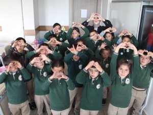 Çiçeği Burnunda Genç Köy Öğretmeni Öğrencilerine Işık Oluyor