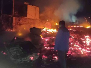 Kuzenlere Ait 2 Ahşap Ev İle Ahır Yangında Kül Oldu