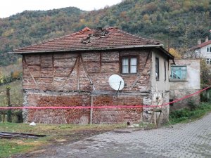 Deprem Sonrası Binadaki Hasar Gün Aydınlanınca Ortaya Çıktı