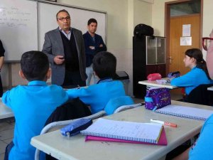 Öğretmenlikte 33’üncü Yılına Girdi, Şimdi Öğrencileriyle Görev Yapıyor