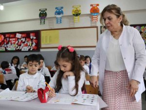 26 Yıldır Aynı Okulda İlk Günkü Aşk Ve Heyecanla Öğrenci Yetiştiriyor