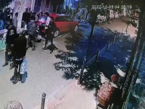 İ̇stanbul’da Kuryelerin Silahlı Kavgası Kameraya Yansıdı: İ̇ş Yerini Basıp Kurşun Yağdırdı