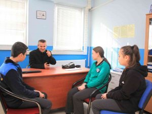 Sesinden Tanıdığı Öğrencilerine Gelecekteki Yol Haritaları İçin Rehberlik Ediyor