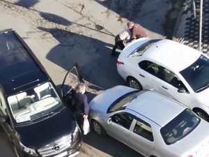İ̇stanbul’da Bir Garip Yol Verme Kavgası: Güreşir Gibi Kavga Ettiler