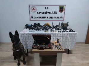 Evini Silah İmalathanesine Çevirdi