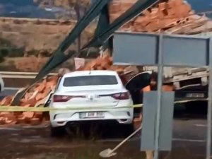 Otomobil, Tuğla Yüklü Kamyonla Çarpıştı: 1 Ölü