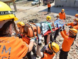Belediye Çalışanları Arama Kurtarma Sertifikasını Aldı
