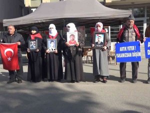 Evlatları İçin Hdp Önünde Nöbet Tutan Anne: "Evlatlarımızı Hdp’den, Pkk’dan İstiyoruz"