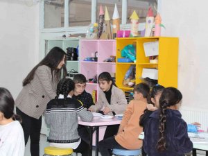 Uludere’de Atandığı Köy Okulunda Öğrencilerin Rol Modeli Olan Sinem Öğretmen Görev Süresini Uzattı