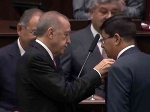 İ̇yi̇ Parti’den Ak Parti’ye Geçen Özcan’a Rozetini Cumhurbaşkanı Erdoğan Taktı