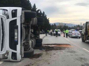 Virajı Alamayan Tır Devrildi, Trafik Felç Oldu